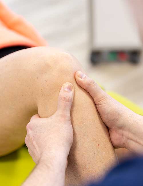 Jan Mende Unna Osteopathie Hände auf der Knie einer Patientin